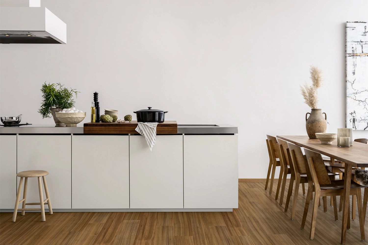Nowoczesna kuchnia i jadalnia w minimalistycznym stylu
